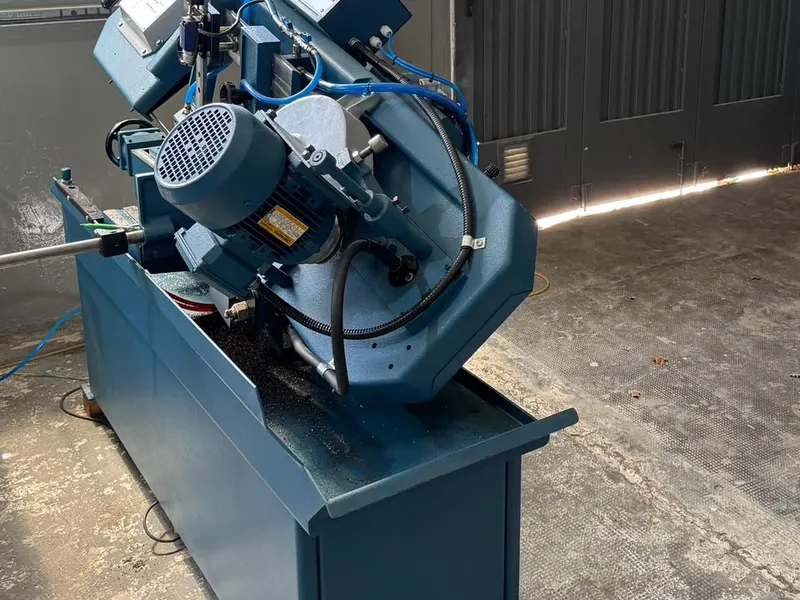 Sierra de corte semi-automática para corte de material en el taller