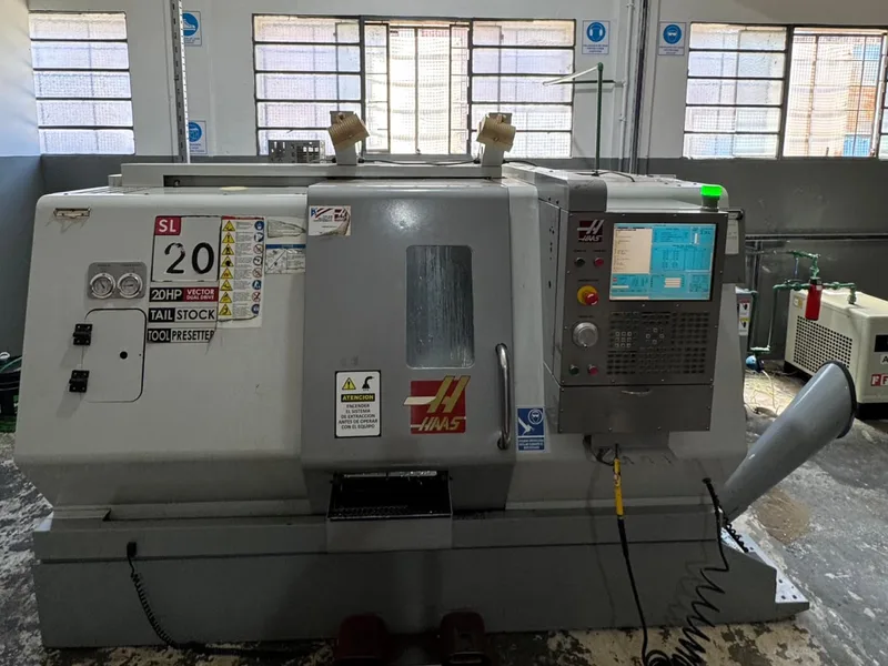 Torno CNC Haas SL-20T en el área de producción